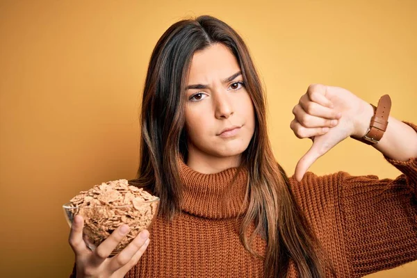 Joven Hermosa Chica Sosteniendo Tazón Cereales Copos Maíz Saludables Sobre —  Fotos de Stock