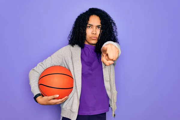 Siyahi Kıvırcık Spor Kadın Basketbol Topunu Mor Arka Planda Tutarak — Stok fotoğraf
