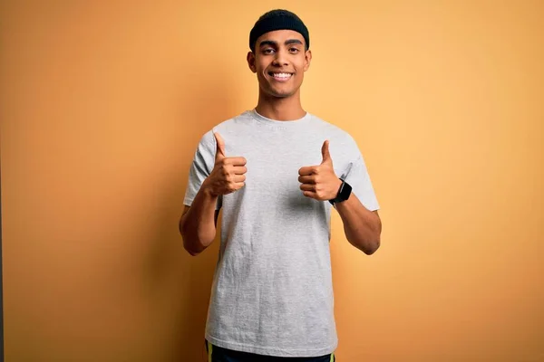 Guapo Deportista Afroamericano Haciendo Deporte Con Ropa Deportiva Sobre Fondo — Foto de Stock