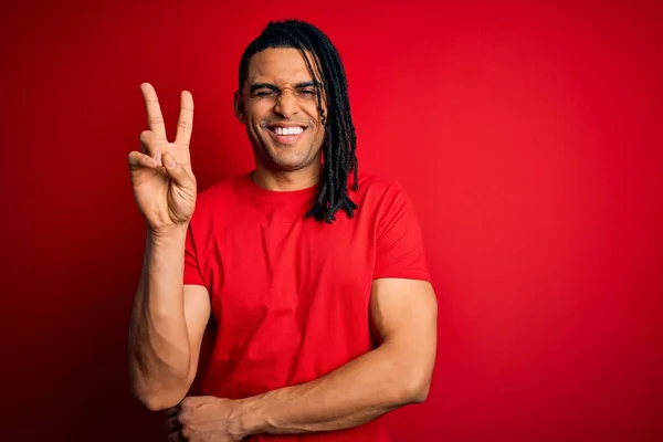 Jovem Afro Americano Afro Americano Bonito Com Dreadlocks Vestindo Camiseta — Fotografia de Stock