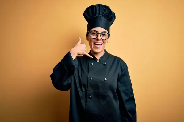 Jovem Bela Mulher Chef Morena Vestindo Uniforme Fogão Chapéu Sobre — Fotografia de Stock