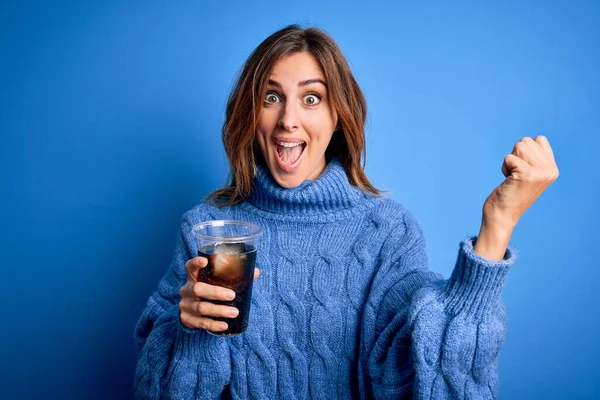 Jovem Mulher Bonita Morena Bebendo Vidro Com Cola Refrescamento Sobre — Fotografia de Stock