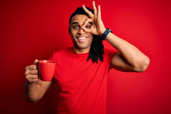 Ung Afrikansk Amerikan Afro Man Dricka Kopp Kaffe Över Röd — Stockfoto