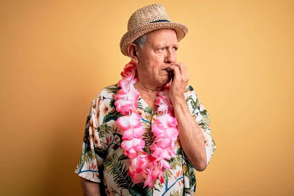 Γκρίζα Μαλλιά Ανώτερος Άνθρωπος Φορώντας Καλοκαιρινό Καπέλο Και Χαβάη Lei — Φωτογραφία Αρχείου