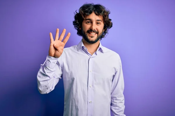 Młody Przystojny Biznesmen Brodą Koszuli Stojącej Fioletowym Tle Pokazuje Wskazuje — Zdjęcie stockowe