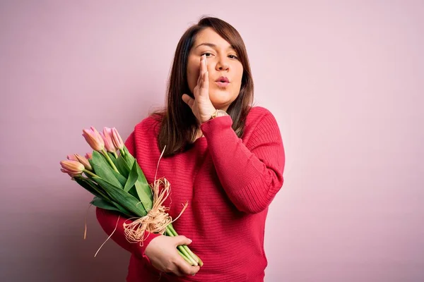 Güzel Cüsseli Bir Kadın Pembe Arka Planda Çiçeklerle Dolu Romantik — Stok fotoğraf
