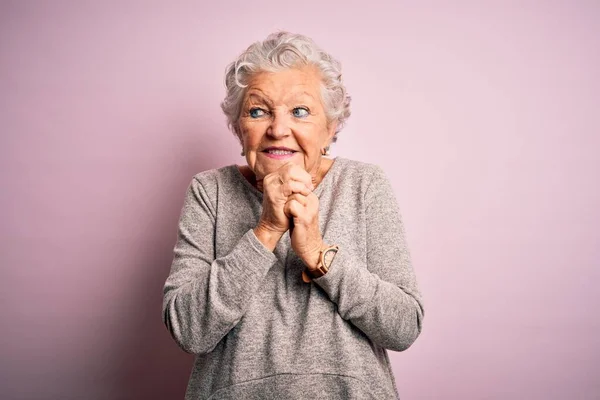 Senior Hermosa Mujer Vistiendo Casual Camiseta Pie Sobre Aislado Rosa —  Fotos de Stock