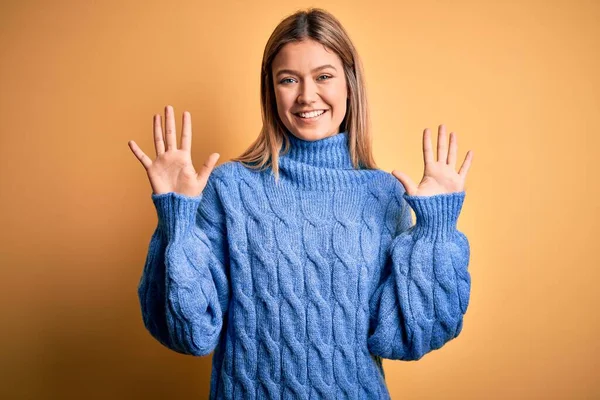 Młoda Piękna Blondynka Ubrana Sweter Golfem Żółtym Odizolowanym Tle Pokazuje — Zdjęcie stockowe