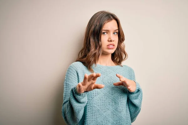 스웨터 소녀는 배경에 혐오감을 혐오감을 행동을 두려워 — 스톡 사진
