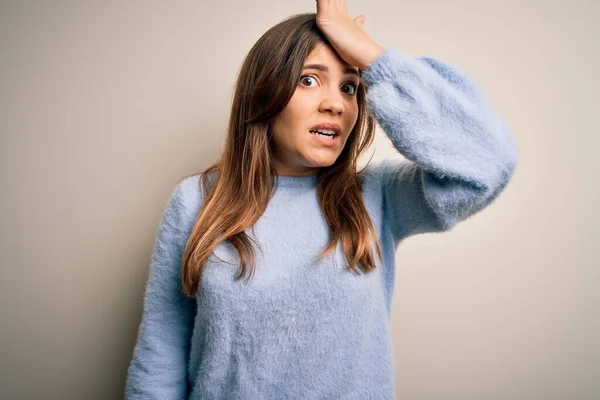 Mulher Bonita Vestindo Camisola Inverno Casual Sobre Fundo Isolado Surpreso — Fotografia de Stock