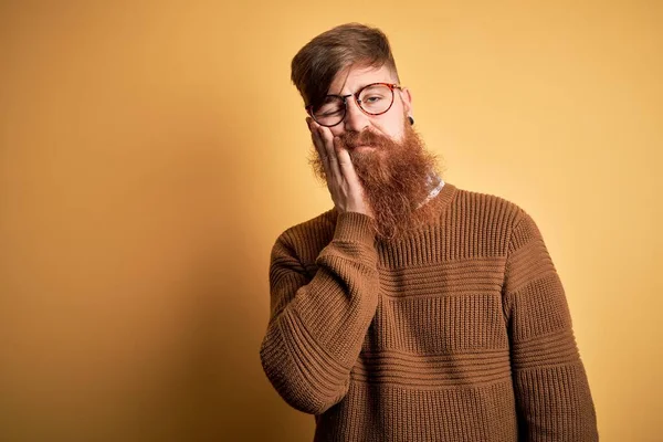 Hombre Pelirrojo Irlandés Guapo Con Barba Usando Gafas Suéter Invierno — Foto de Stock