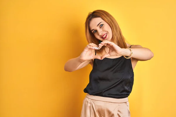 Pelirroja Mujer Negocios Caucásica Pie Sobre Fondo Aislado Amarillo Sonriendo — Foto de Stock