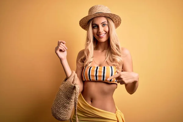 Молода Красива Блондинка Відпустці Бікіні Капелюсі Тримає Плетену Сумку Дуже — стокове фото