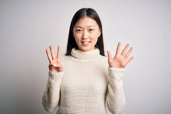 Młoda Piękna Azjatycka Kobieta Luźnym Swetrze Stojąca Nad Odosobnionym Tłem — Zdjęcie stockowe