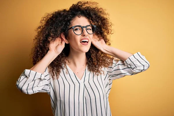 Ung Vacker Kvinna Med Lockigt Hår Och Piercing Bär Randig — Stockfoto