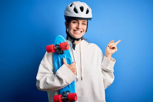 Junge Schöne Rothaarige Skateboarderin Trägt Schutzhelm Hält Skate Sehr Glücklich — Stockfoto