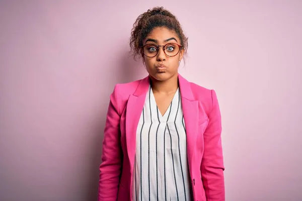 Gyönyörű Afro Amerikai Üzletasszony Visel Kabát Szemüveg Felett Rózsaszín Háttér — Stock Fotó