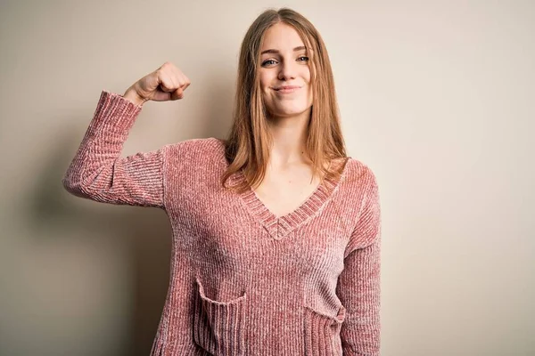 Mujer Pelirroja Hermosa Joven Con Suéter Casual Rosa Sobre Fondo —  Fotos de Stock