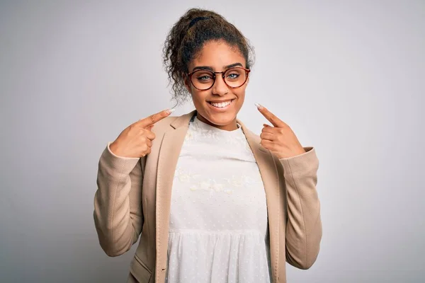 Beautiful African American Businesswoman Wearing Jacket Glasses White Background Smiling — Stock Photo, Image