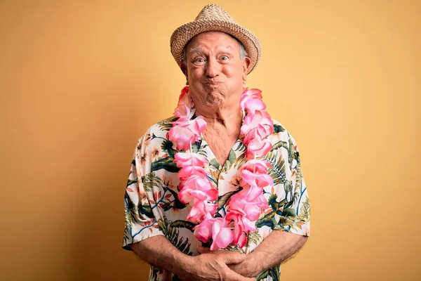 Γκριζομάλλης Ηλικιωμένος Που Φοράει Καλοκαιρινό Καπέλο Και Χαβανέζικο Λέι Πάνω — Φωτογραφία Αρχείου