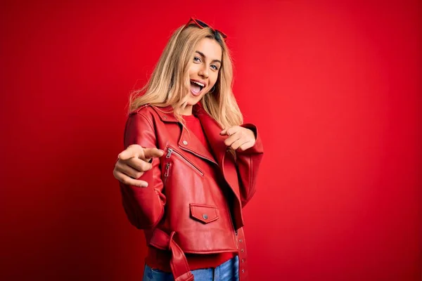 Молодая Красивая Блондинка Повседневной Куртке Стоящей Изолированном Красном Фоне Указывая — стоковое фото