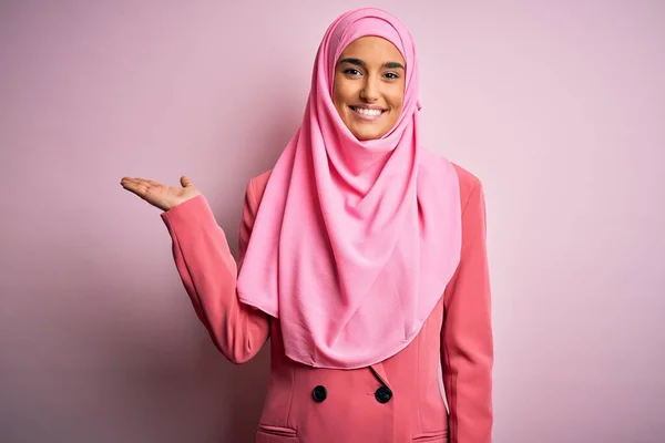 Junge Schöne Brünette Geschäftsfrau Rosa Muslimischem Hijab Und Business Jacke — Stockfoto