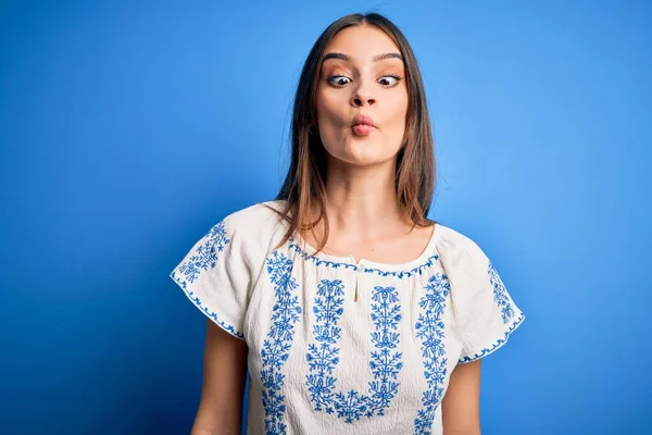 Junge Schöne Brünette Frau Lässigem Shirt Vor Blauem Hintergrund Macht — Stockfoto