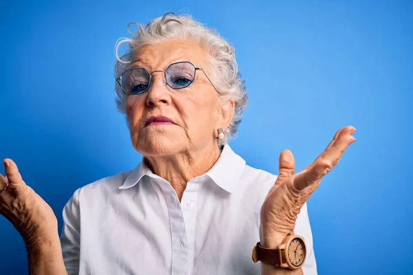 Ältere Schöne Frau Mit Elegantem Hemd Und Brille Über Isoliertem — Stockfoto