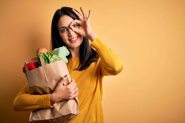 Junge Brünette Frau Mit Blauen Augen Mit Gesunden Lebensmitteln Papiertüte — Stockfoto