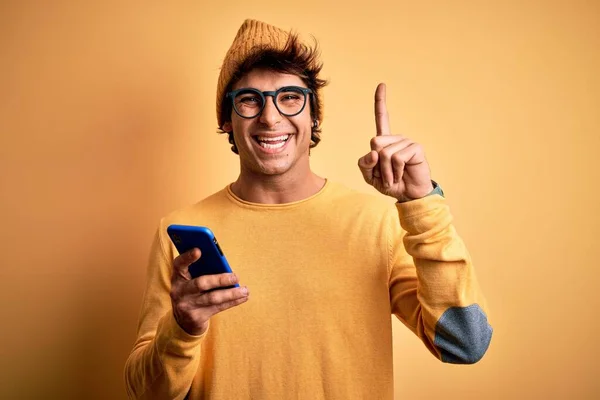 Jonge Knappe Man Met Behulp Van Smartphone Het Dragen Van — Stockfoto