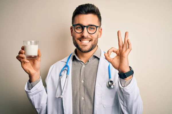 Giovane Medico Che Indossa Stetoscopio Che Tiene Bicchiere Latte Sfondo — Foto Stock