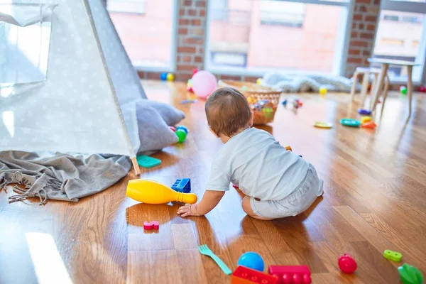 Adorável Criança Sentada Chão Brincando Com Brinquedos Jardim Infância — Fotografia de Stock