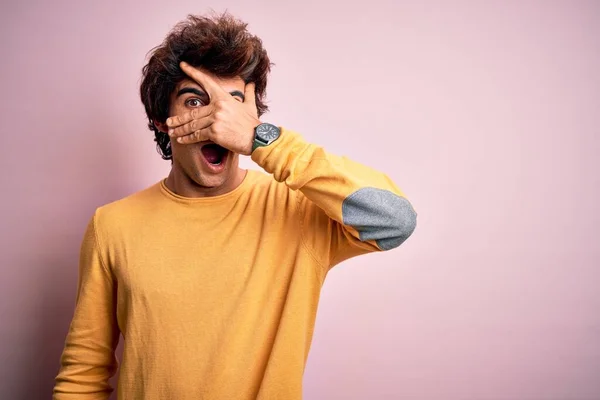Homem Bonito Jovem Vestindo Camiseta Casual Amarela Sobre Fundo Rosa — Fotografia de Stock
