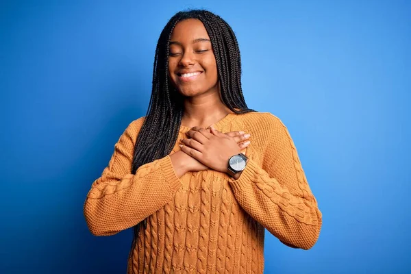 Jovem Afro Americana Vestindo Camisola Amarela Casual Sobre Fundo Azul — Fotografia de Stock