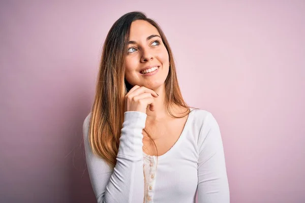 Jonge Mooie Blonde Vrouw Met Blauwe Ogen Dragen Witte Shirt — Stockfoto