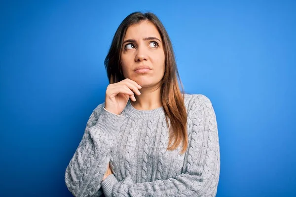 Mulher Bonita Vestindo Camisola Casual Sobre Fundo Isolado Azul Com — Fotografia de Stock