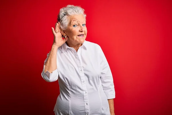 Senior Hermosa Mujer Con Camisa Elegante Pie Sobre Fondo Rojo —  Fotos de Stock