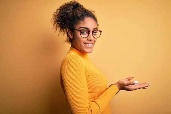 Ung Vacker Afrikansk Amerikansk Flicka Bär Tröja Och Glasögon Över — Stockfoto