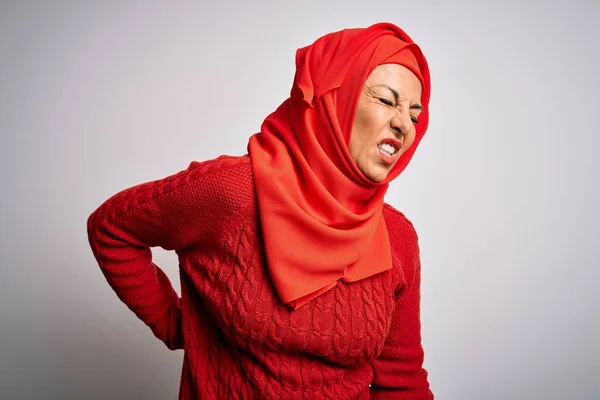 中年黑发女子 头戴穆斯林传统头巾 头戴穆斯林头巾 手背触痛 肌肉疼痛等孤立的白色背景 — 图库照片