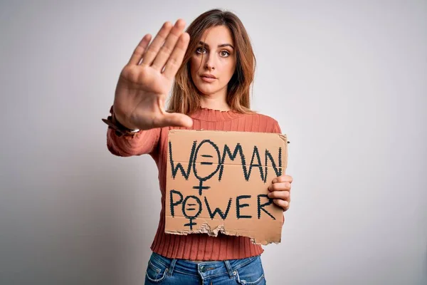 Joven Mujer Activista Hermosa Pidiendo Cambio Sosteniendo Pancarta Con Mensaje —  Fotos de Stock