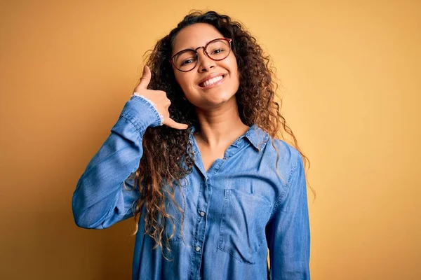 Vacker Kvinna Med Lockigt Hår Bär Casual Denim Skjorta Och — Stockfoto