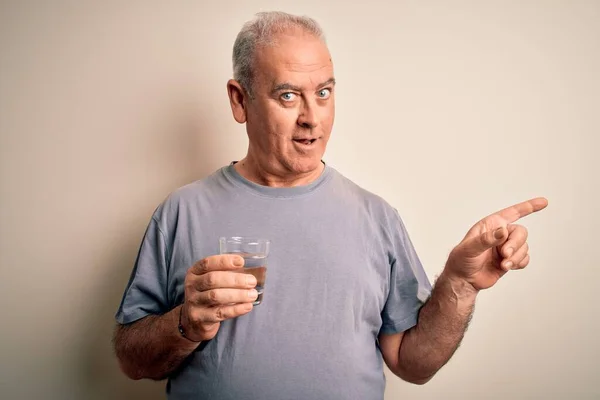 Middelbare Leeftijd Knappe Hamburger Drinken Glas Water Geïsoleerde Witte Achtergrond — Stockfoto