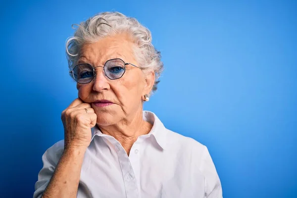 Ältere Schöne Frau Elegantem Hemd Und Brille Über Isoliertem Blauem — Stockfoto