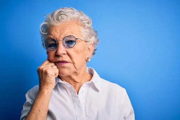 Senior Beautiful Woman Wearing Elegant Shirt Glasses Isolated Blue Background — Stock Photo, Image