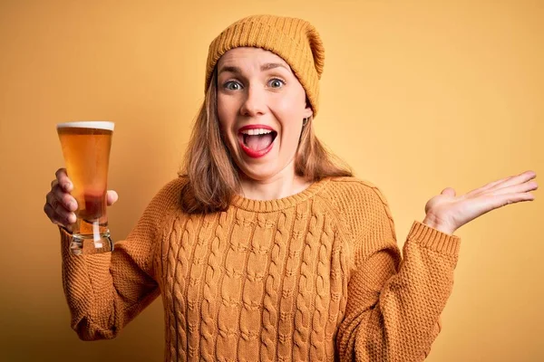 Joven Hermosa Mujer Rubia Bebiendo Vaso Cerveza Sobre Fondo Amarillo — Foto de Stock