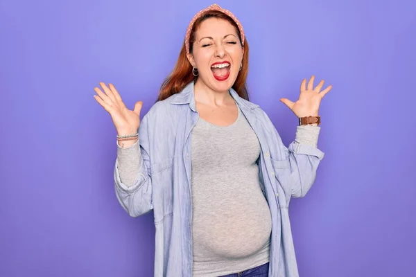 Mladá Krásná Zrzka Těhotná Žena Očekává Dítě Přes Izolované Fialové — Stock fotografie