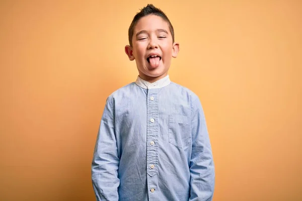 Jovem Garoto Vestindo Camisa Elegante Sobre Fundo Isolado Amarelo Furando — Fotografia de Stock