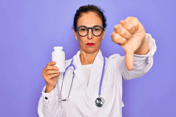 Medico Professionista Anziano Mezza Età Possesso Pillole Farmaceutiche Con Viso — Foto Stock