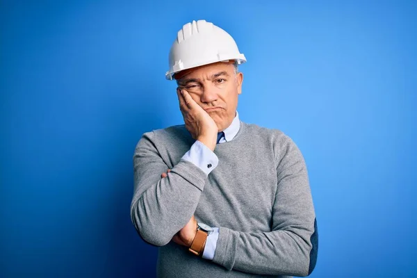 Medioevo Bello Uomo Ingegnere Dai Capelli Grigi Indossa Casco Sicurezza — Foto Stock