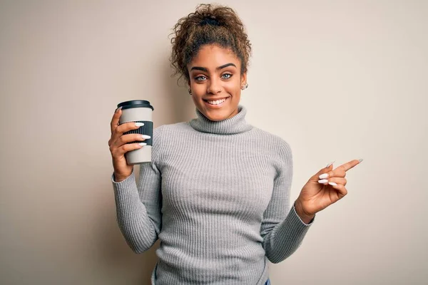 Fiatal Afro Amerikai Lány Iszik Csésze Elvitelre Kávé Felett Fehér — Stock Fotó